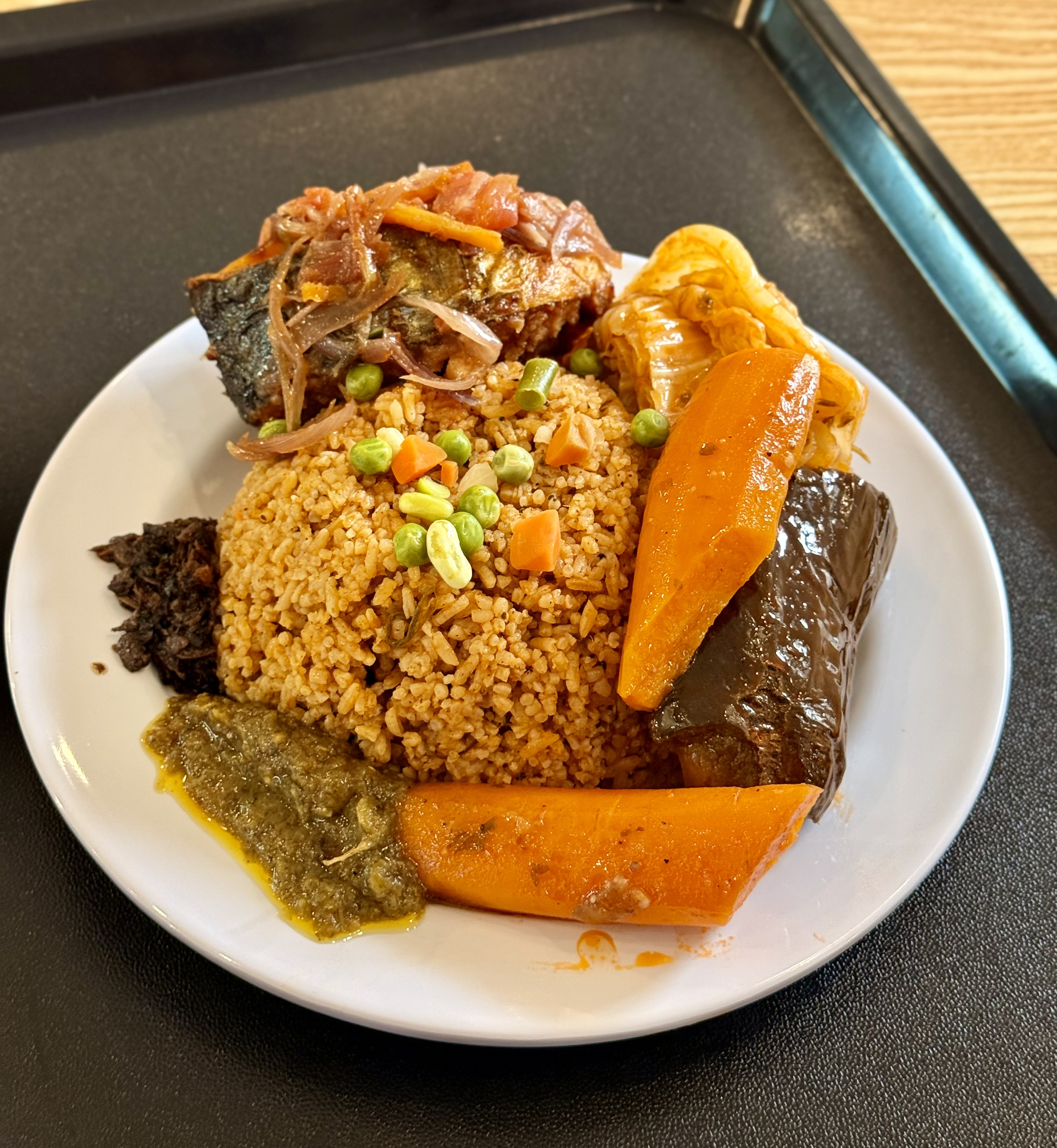 Riz jollof (riz sauté à la tomate & légumes)